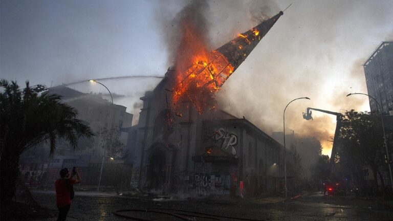 Il Cile, le chiese che bruciano e i nodi che vengono al pettine